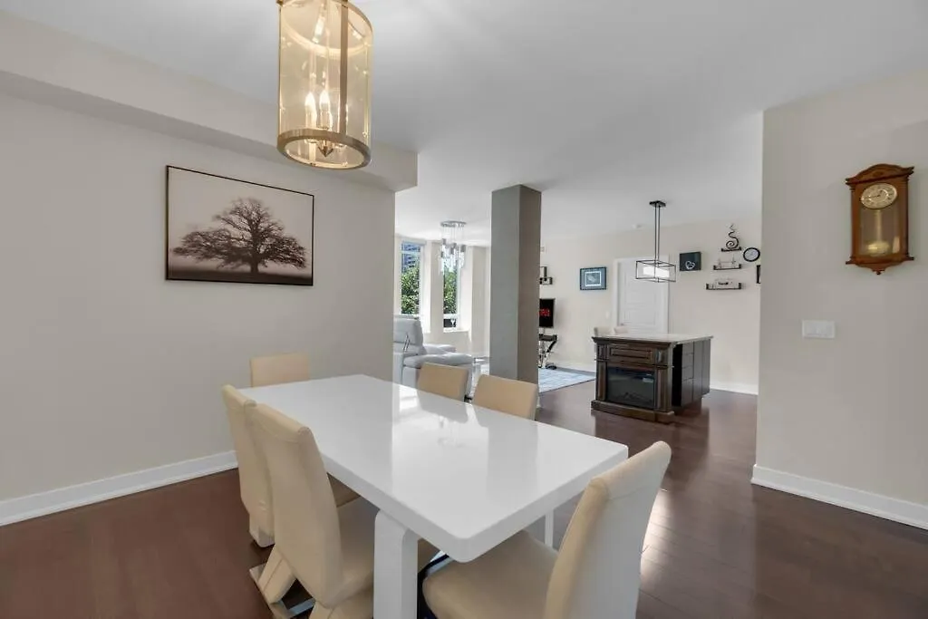 1560 Sqft Elegant Condo At Downtown Hi-End Shopping & Dining Area - Cn Tower View, Bidet, Lockbox Toronto 0*,