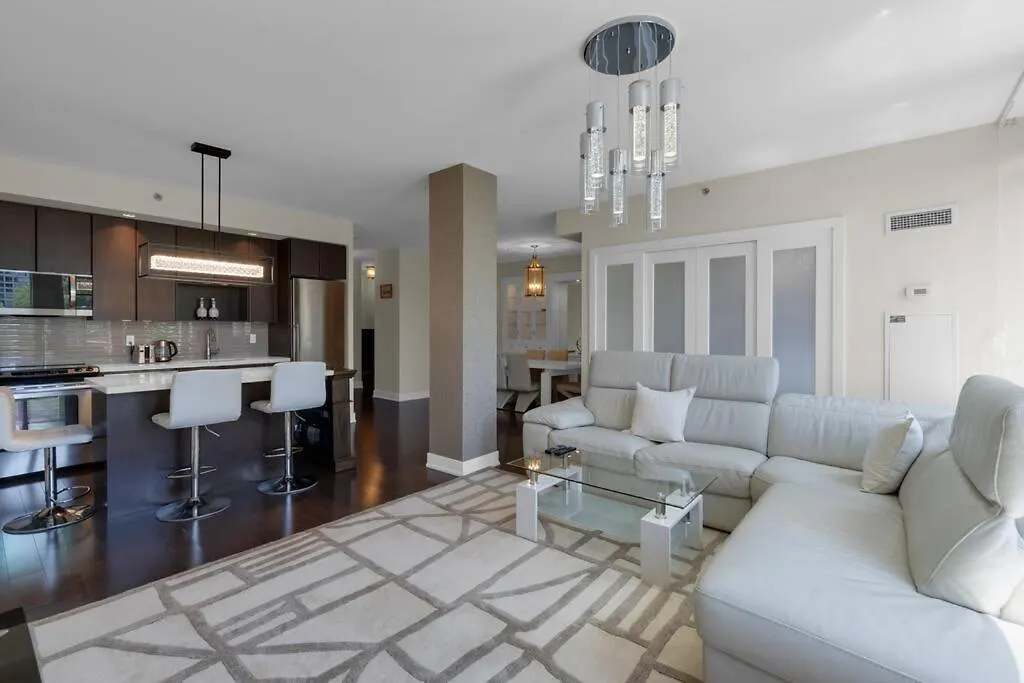 1560 Sqft Elegant Condo At Downtown Hi-End Shopping & Dining Area - Cn Tower View, Bidet, Lockbox Toronto Apartment