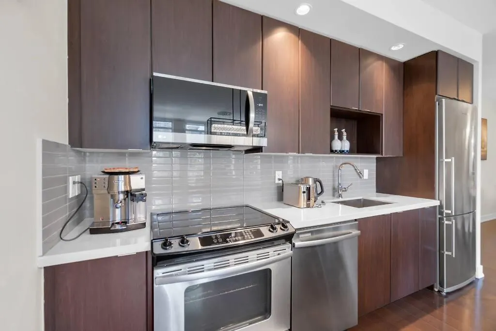 1560 Sqft Elegant Condo At Downtown Hi-End Shopping & Dining Area - Cn Tower View, Bidet, Lockbox Toronto Apartment